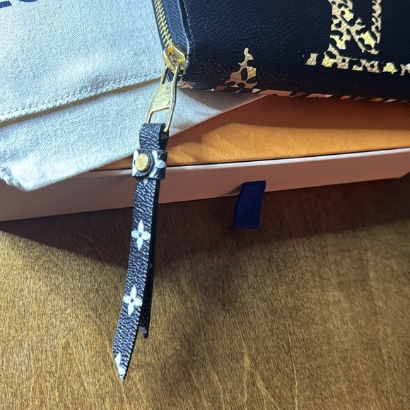 Louis Vuitton Limited Edition Jungle Zippy Wallet!! - Picture 4 of 15